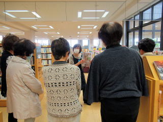 図書館案内の様子