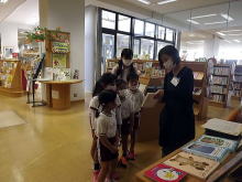 図書館見学の様子