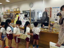 図書館見学の様子